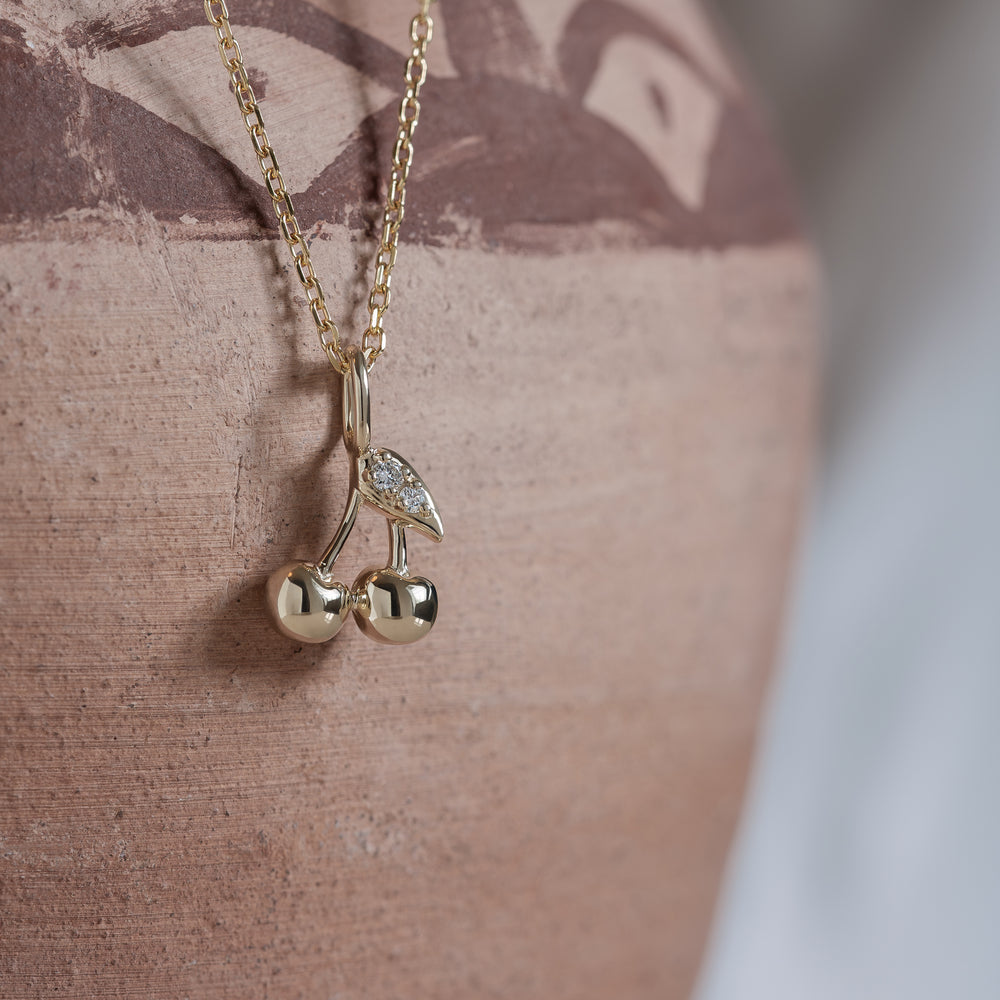 Cherry charm, kirsebærvedhæng, vedhæng, 9k guld, 9k gold, diamanter, diamonds, lab diamonds, cute, dainty, necklace, halskæde, gift, gave