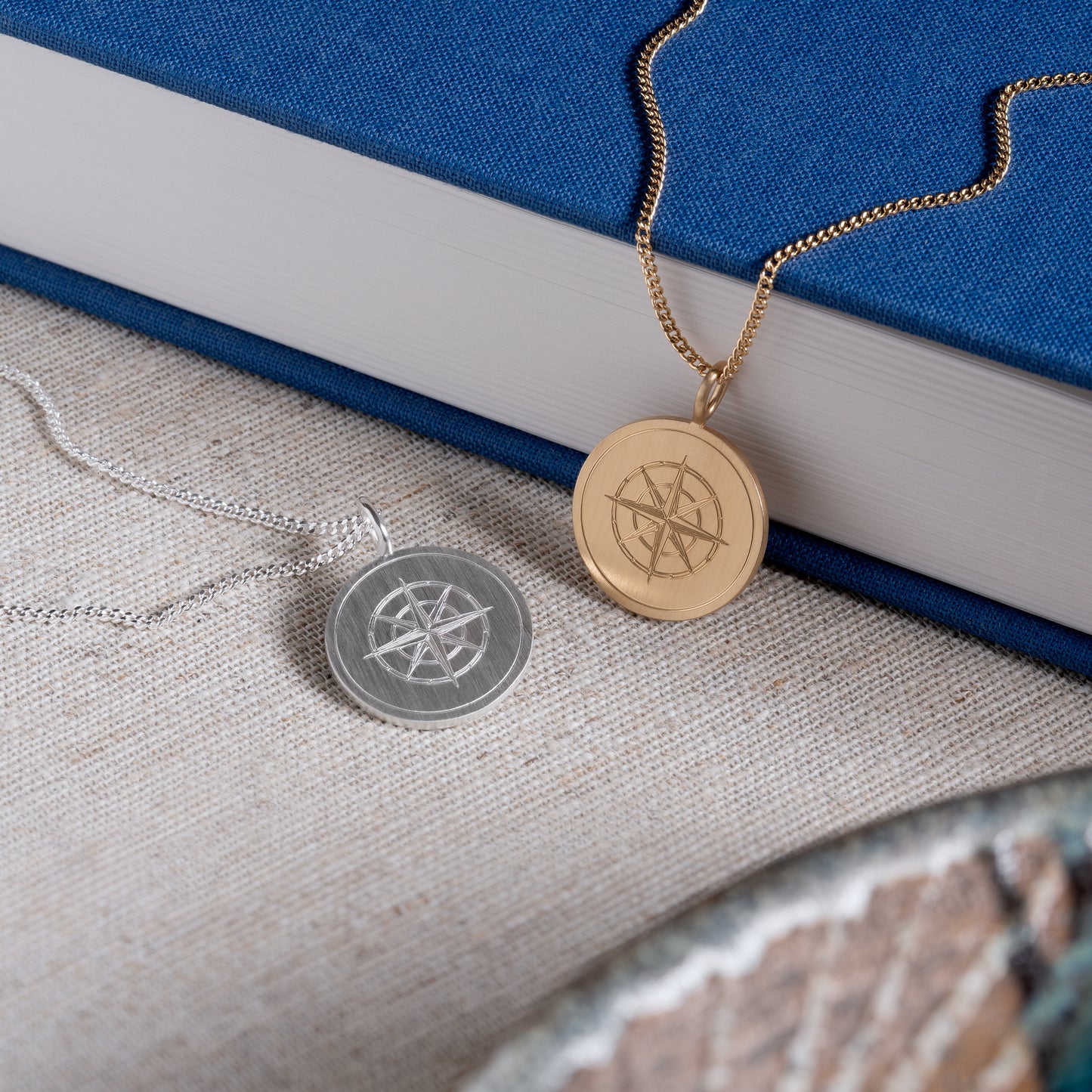 compass pendant, pendant, vedhæng, silver, goldplated, sølv, forgyldt, halskæde, necklace, men, jewelry for men, jewelry, gift, smykke, herresmykke, gave, konfirmation, gravering, engraving 