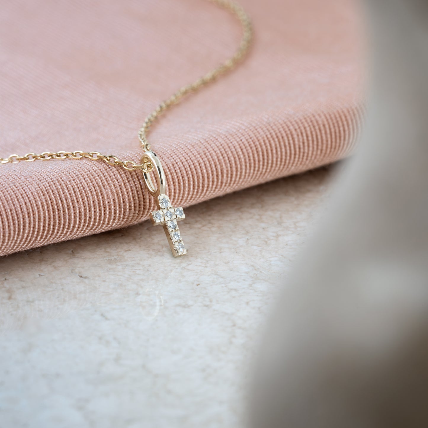 diamond cross diamant kors charm vedhæng gift gave jewelry smykke smykker gaveide lab diamonds diamanter halskæde necklace 9k gold massiv guld konfirmation dåb konfirmationsgave dåbsgave 