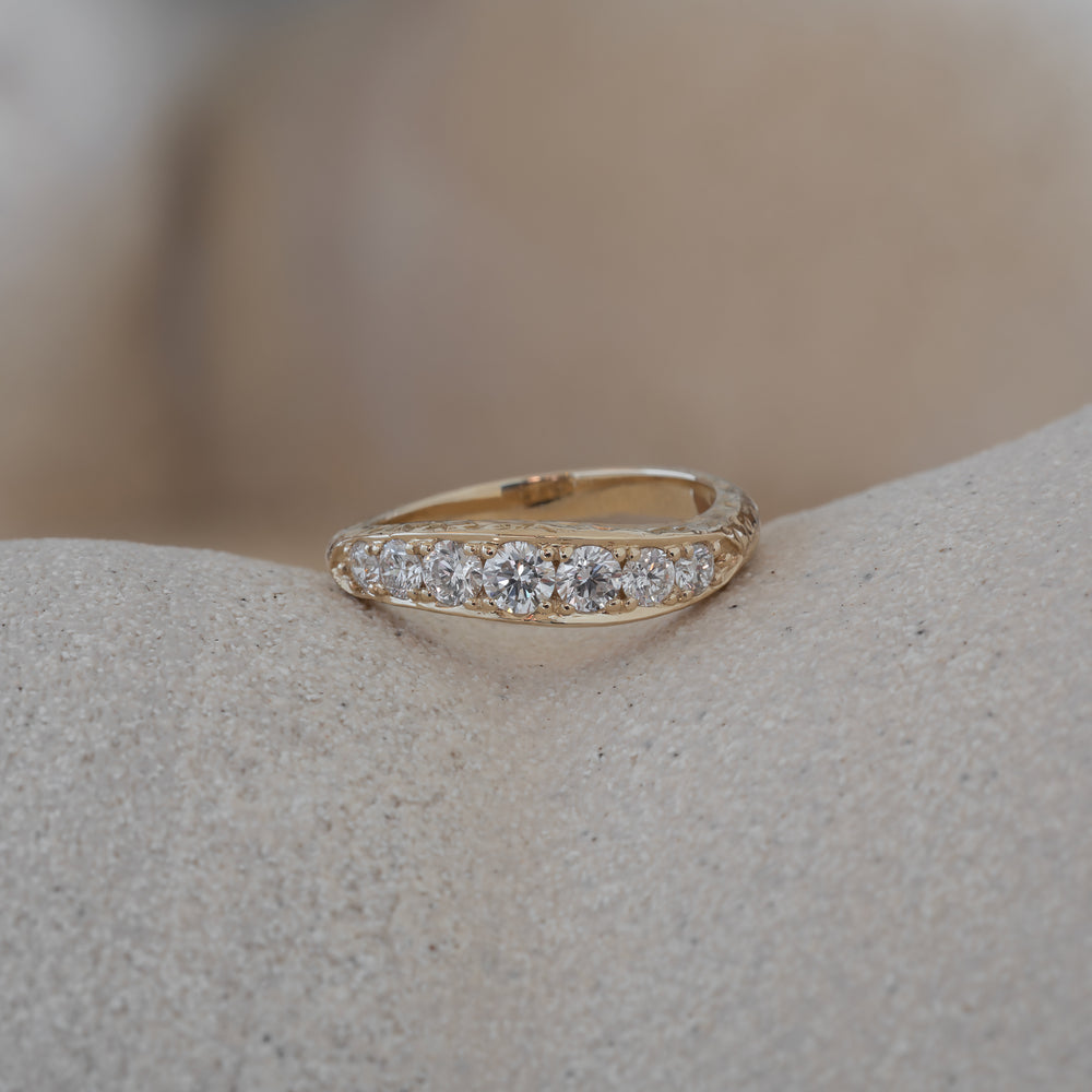 white diamonds solid gold 14k guld diamanter lab-diamanter bryllup vielse vielsesring engagement ring wedding ring organic shape organisk form klassisk classic jewelry smykker smykke 