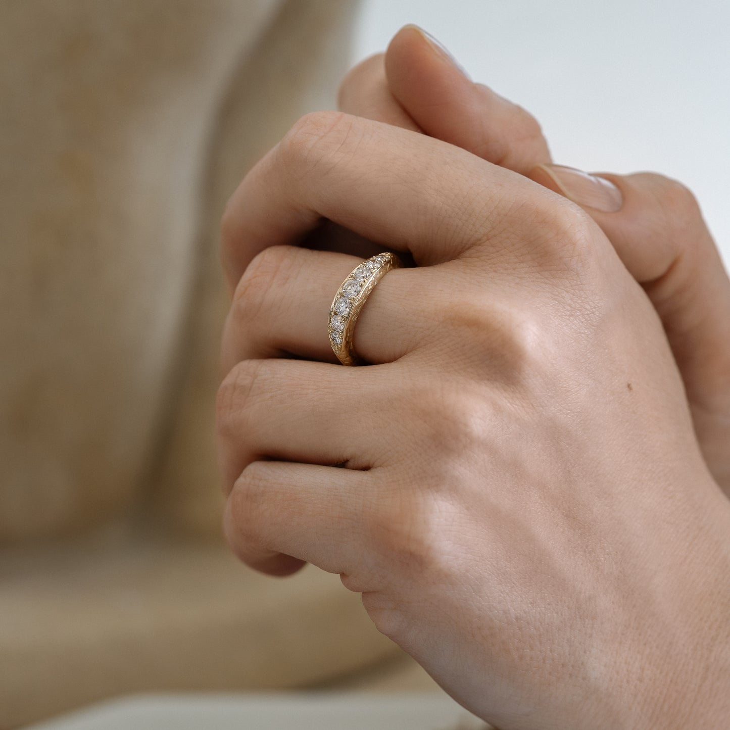 white diamonds solid gold 14k guld diamanter lab-diamanter bryllup vielse vielsesring engagement ring wedding ring organic shape organisk form klassisk classic jewelry smykker smykke 