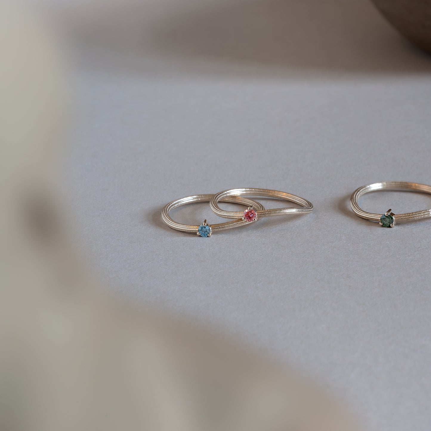 9k gold, 9k guld, ring, lab diamond, lab diamant, diamanter, diamonds, pink diamond, pink, struktur, organic, organisk, gave, gift, wedding, engagement, forlovelse, bryllup, forlovelsesring,