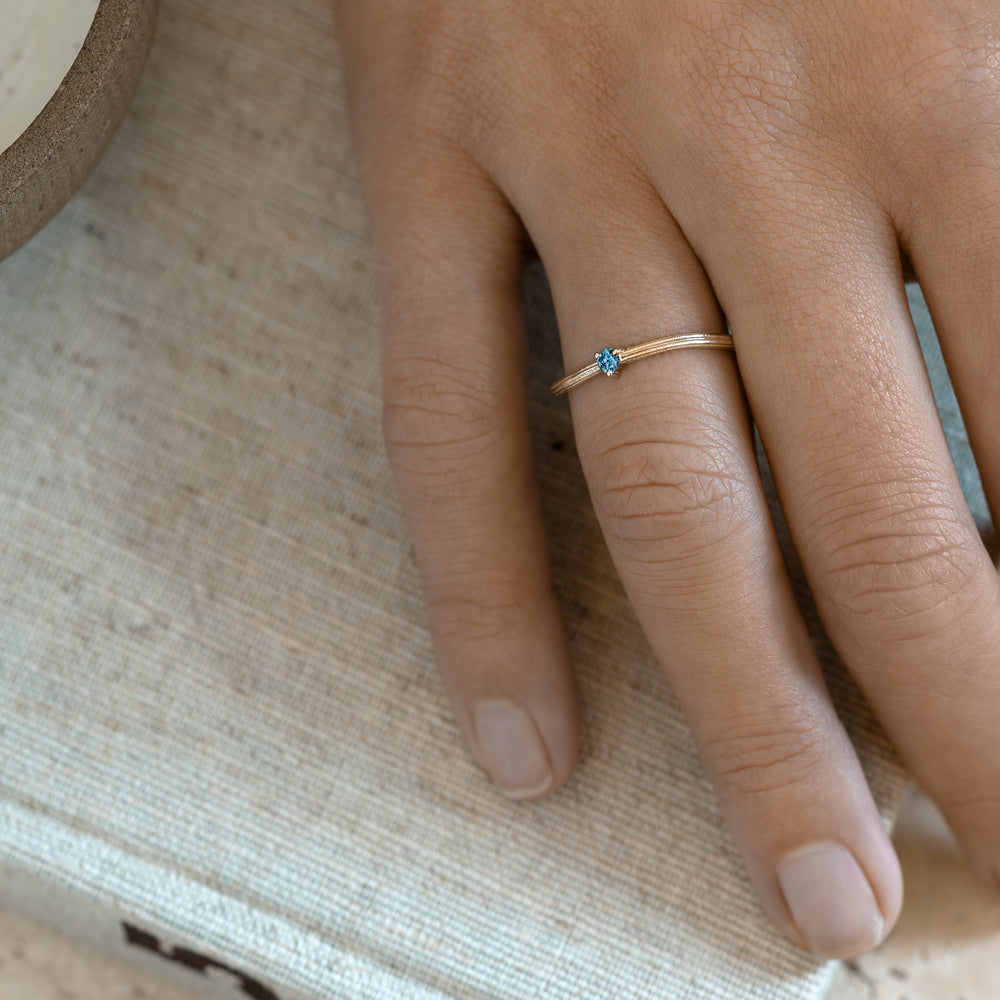 9k gold, 9k guld, ring, lab diamond, lab diamant, diamanter, diamonds, blue diamond, blue, struktur, organic, organisk, gave, gift, wedding, engagement, forlovelse, bryllup, forlovelsesring