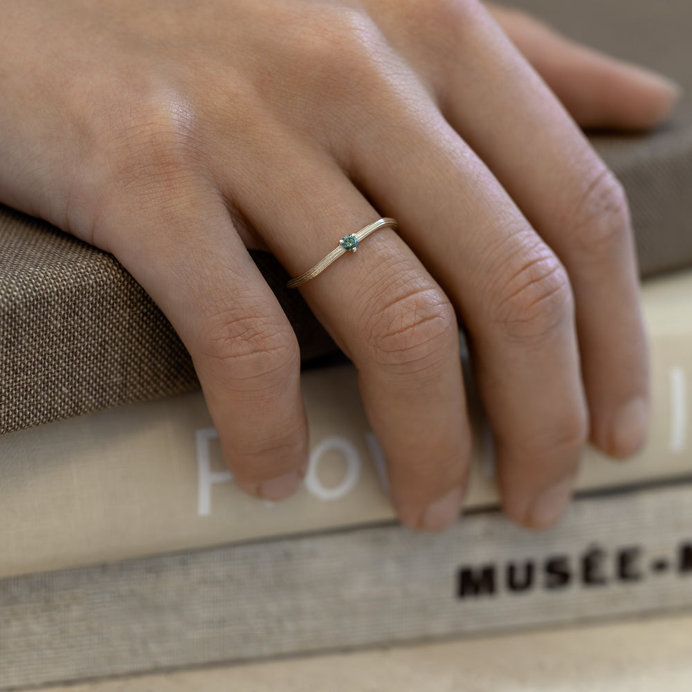 9k gold, 9k guld, ring, lab diamond, lab diamant, diamanter, diamonds, green diamond, green, struktur, organic, organisk, gave, gift, wedding, engagement, forlovelse, bryllup, forlovelsesring