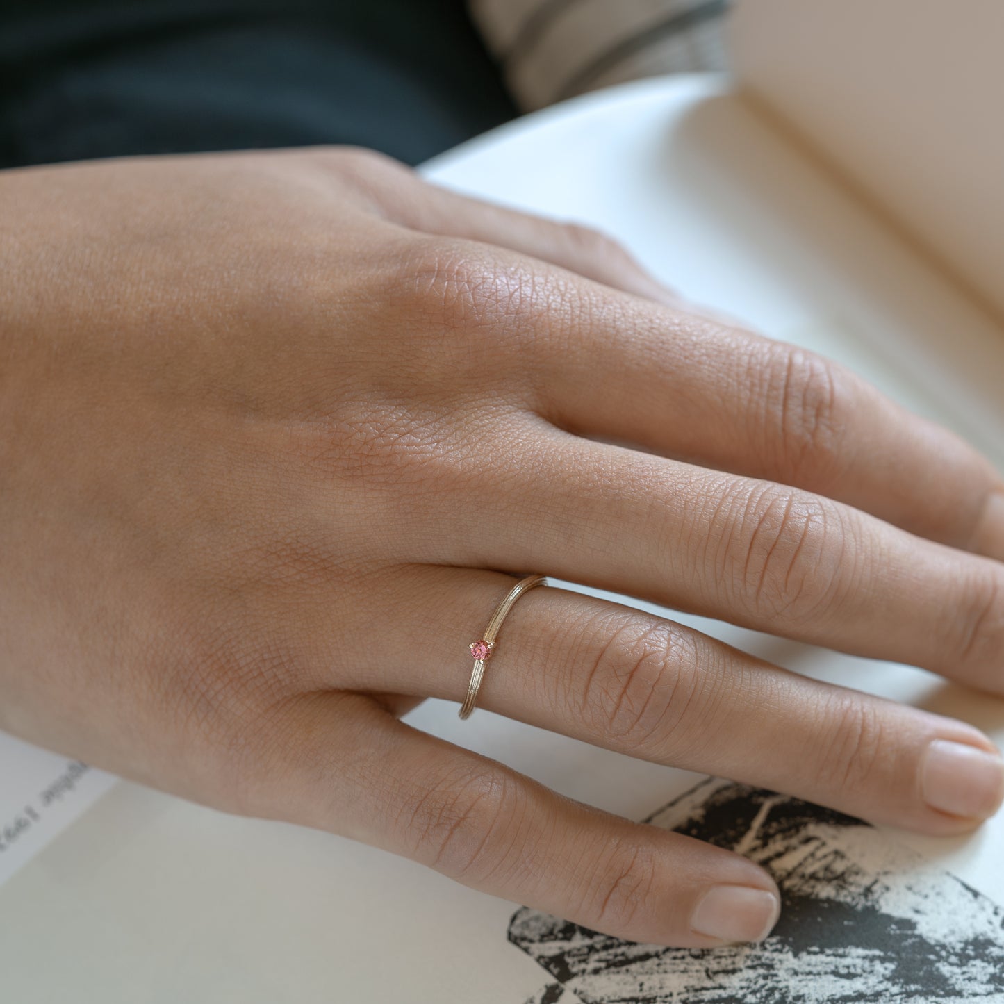 9k gold, 9k guld, ring, lab diamond, lab diamant, diamanter, diamonds, pink diamond, pink, struktur, organic, organisk, gave, gift, wedding, engagement, forlovelse, bryllup, forlovelsesring,