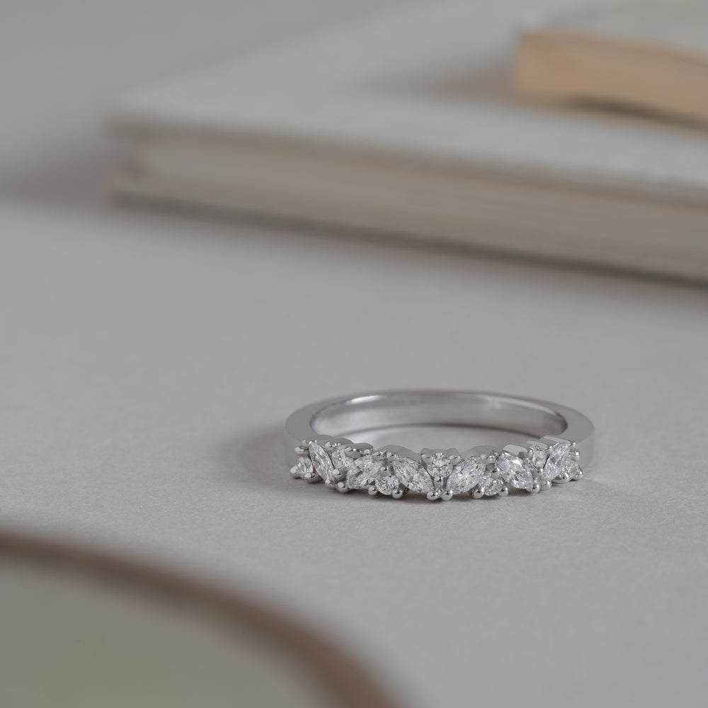 Emma Diamond ring 585 guld 14k 14ct yellow gold white rødguld hvidguld solid polished blank marquise round cut classic feminine klassisk slim tynd smal massiv minimal simple simpel modern timeless diamant lab-grown hvid forlovelsesring engagementring ct carat handcraftedcph handcrafted jewelry Copenhagen handmade danish design 