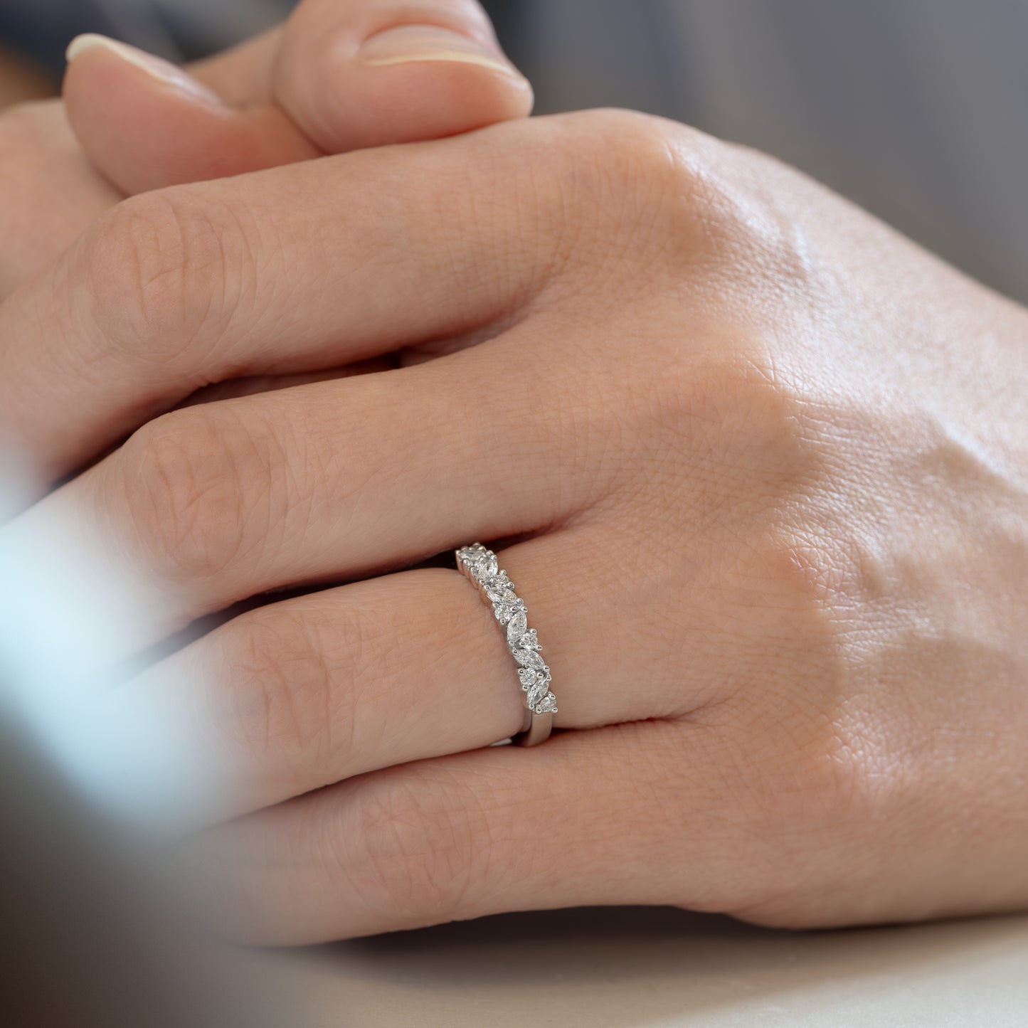 Emma Diamond ring 585 guld 14k 14ct yellow gold white rødguld hvidguld solid polished blank marquise round cut classic feminine klassisk slim tynd smal massiv minimal simple simpel modern timeless diamant lab-grown hvid forlovelsesring engagementring ct carat handcraftedcph handcrafted jewelry Copenhagen handmade danish design 