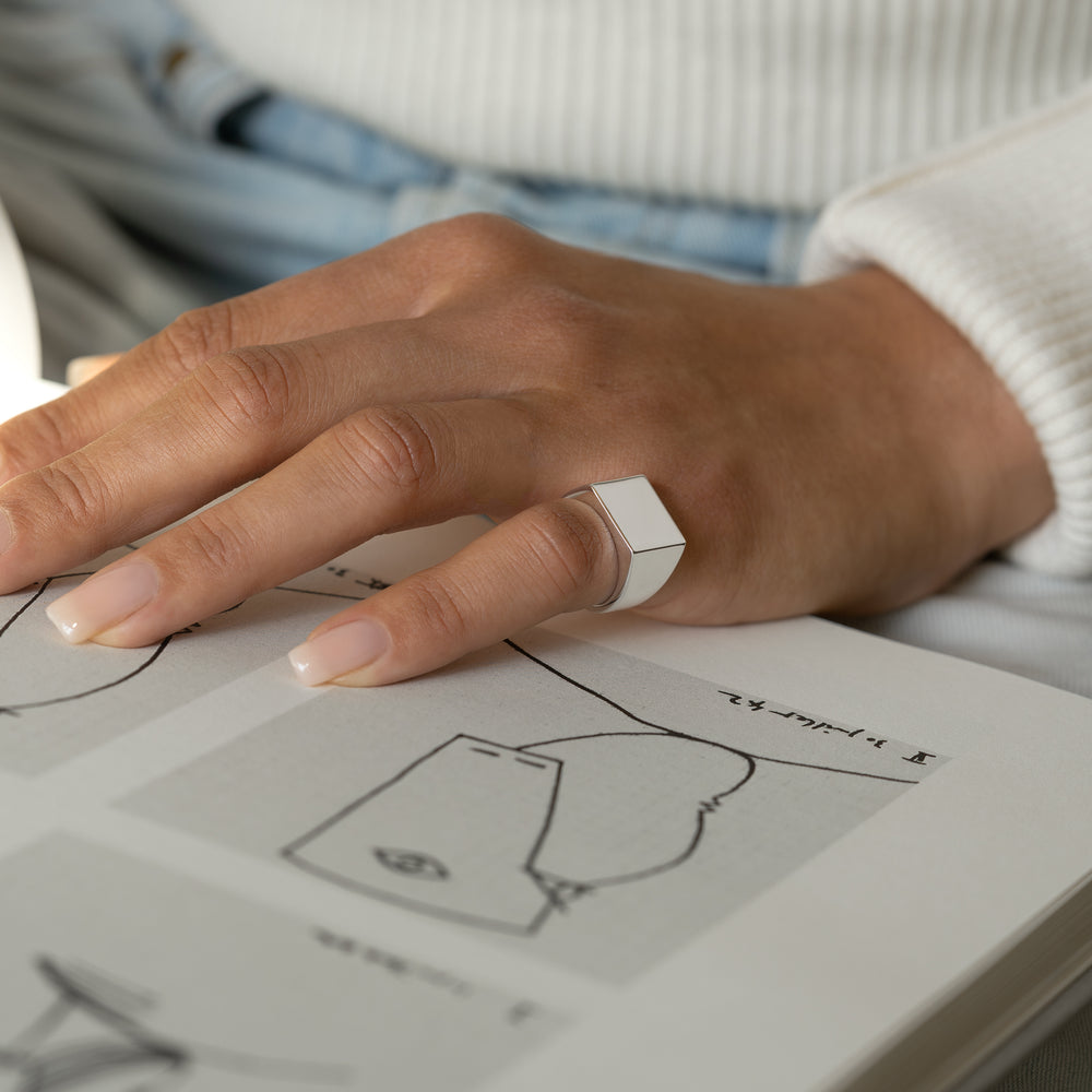 Fabio Signet ring 925 silver sølv solid polished blank signetring round square classic feminine masculine maskulin feminin klassisk chunky massiv minimal simple simpel modern timeless handcraftedcph handcrafted jewelry Copenhagen handmade danish design 