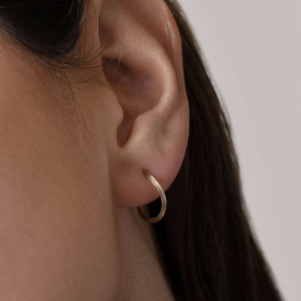 Fiona Hoops twisted ørering 9k 375 solid gold massivt guld simple light comfortable everyday classic klassisk elegant minimalistic minimalistisk handmande handcrafted Copenhagen handcraftedcph beautiful organic texture organisk tekstur twisted snoet 