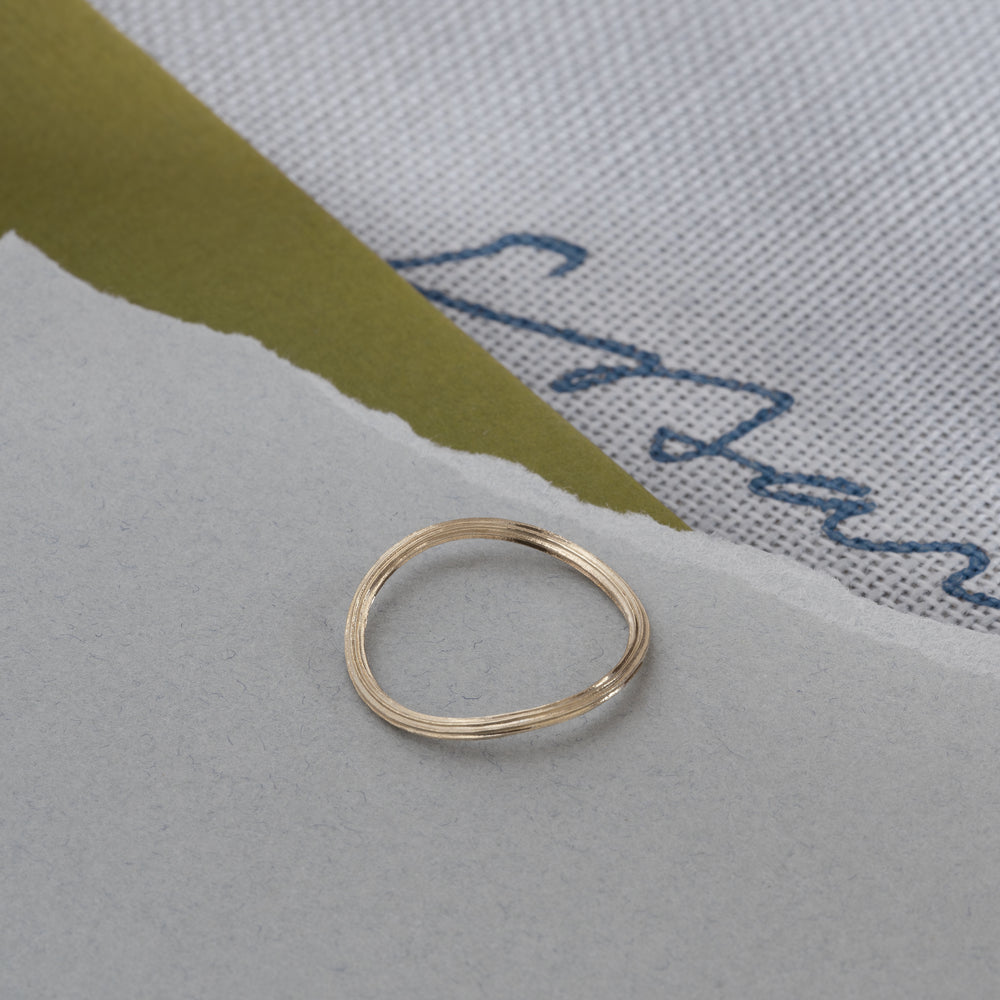 Fiona ring handcraftedcph solid gold 9k massivt guld twisted snoet guldring stack ring handcrafted danish design copenhagen simple wavy bølget texture tekstur slim slank 