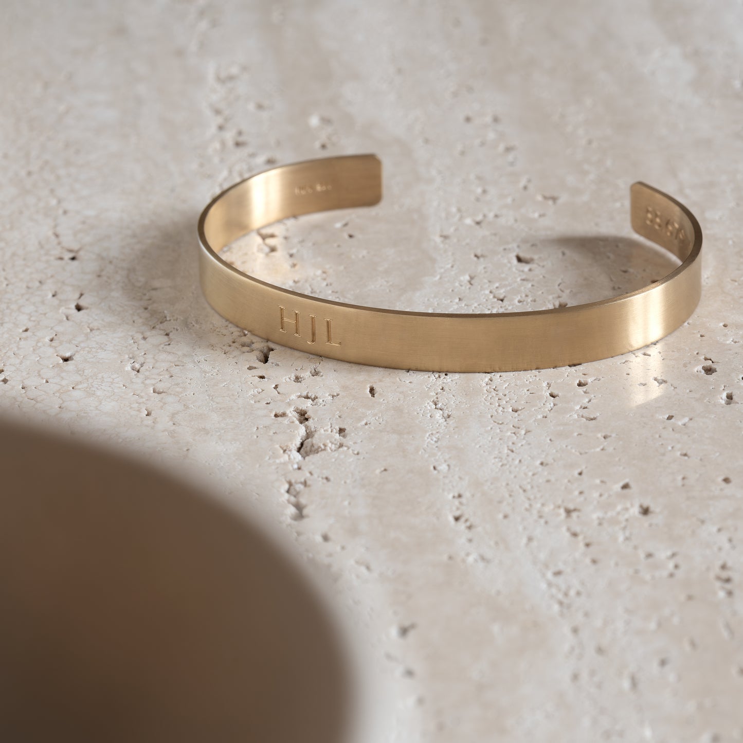 bangle bracelet armbånd armring sølv silver forgyldt goldplated handcraftedcph handcrafted gravering engraving gave gift gaveide giftidea jewelry smykke smykker mensjewelry 
