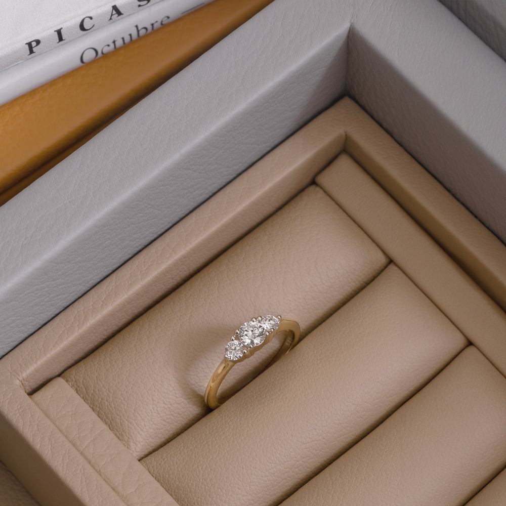 Grace ring trilogy handcraftedcph white diamond diamant laboratorie lab lab-grown 14k 585 solid gold ren massiv guld elegant timeless handmade handcrafted handcraftedcph danish design classic klassisk tidløs engagement forlovelsesring