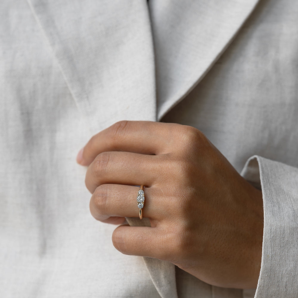 Grace ring trilogy handcraftedcph white diamond diamant laboratorie lab lab-grown 14k 585 solid gold ren massiv guld elegant timeless handmade handcrafted handcraftedcph danish design classic klassisk tidløs engagement forlovelsesring