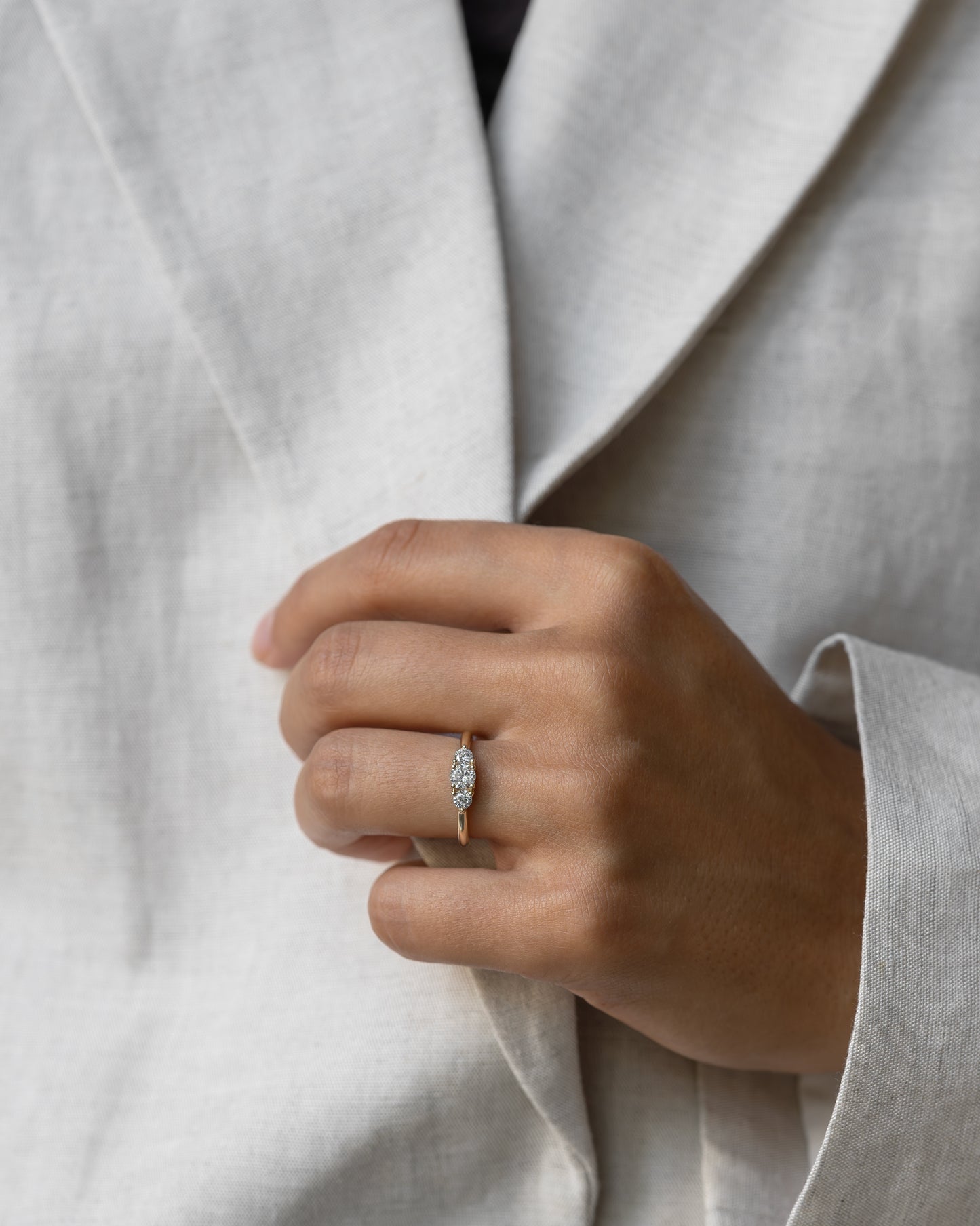 Grace ring trilogy handcraftedcph white diamond diamant laboratorie lab lab-grown 14k 585 solid gold ren massiv guld elegant timeless handmade handcrafted handcraftedcph danish design classic klassisk tidløs engagement forlovelsesring