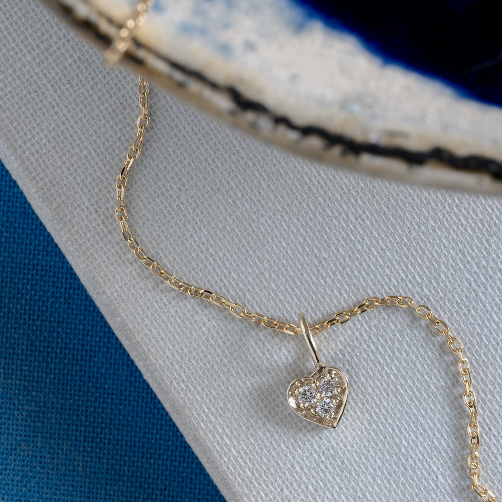 heart shape, hjerteformet, charm, vedhæng, 9k gold, 9k guld, diamanter, diamonds, lab diamonds, gift, gave, cute, dainty, hjerte, halskæde, necklace