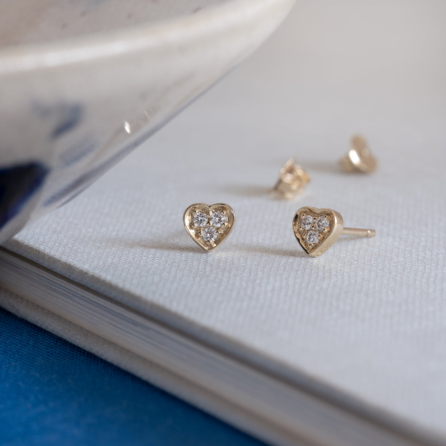 9k gold, 9k guld, guld øreringe, øreringe, ear studs, gold ear studs, lab-diamond, diamanter, hjerte, hjerteformet, heart, heart shaped, gift, gaveide, gave, girly, 