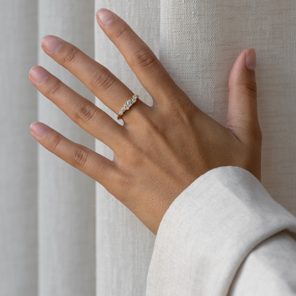 
                      
                        Hilma ring cluster handcraftedcph white diamond diamant laboratorie lab lab-grown 14k 585 solid gold ren massiv guld elegant timeless handmade handcrafted handcraftedcph danish design classic klassisk tidløs engagement forlovelsesring
                      
                    