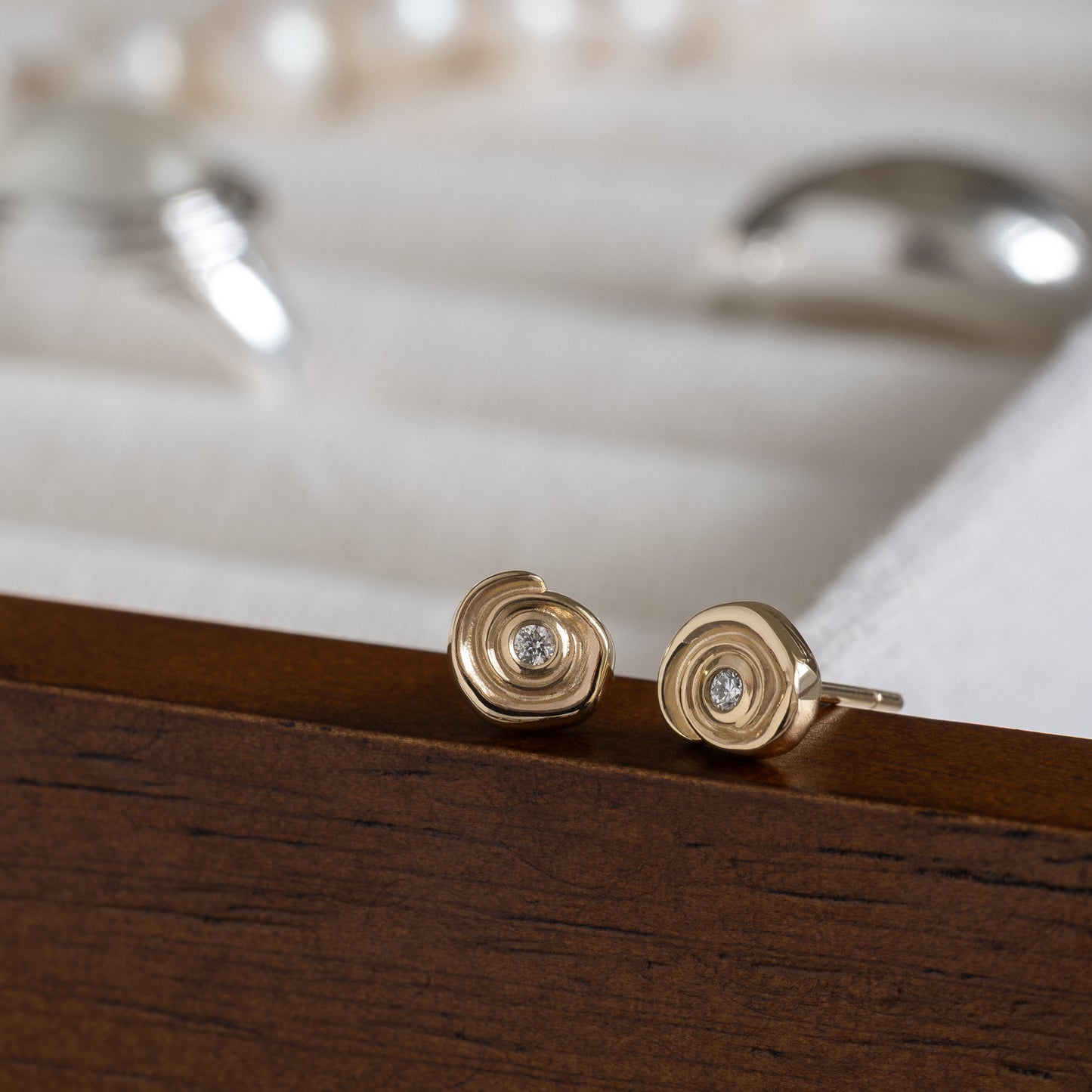 9k gold 9 karat guld øreringe ørestikkere earrings ear studs gave gift handcraftedcph handcrafted cph handcrafted jewelry smykke smykker diamonds labdiamonds diamanter organic organisk design 