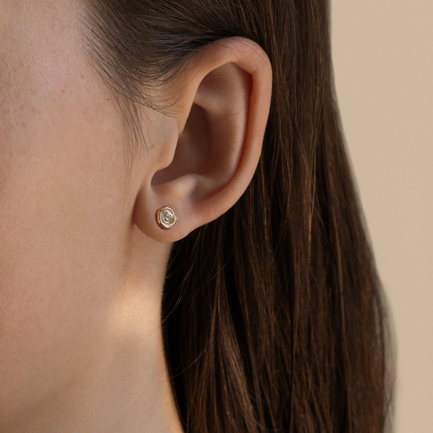 9k gold 9 karat guld øreringe ørestikkere earrings ear studs gave gift handcraftedcph handcrafted cph handcrafted jewelry smykke smykker diamonds labdiamonds diamanter organic organisk design 