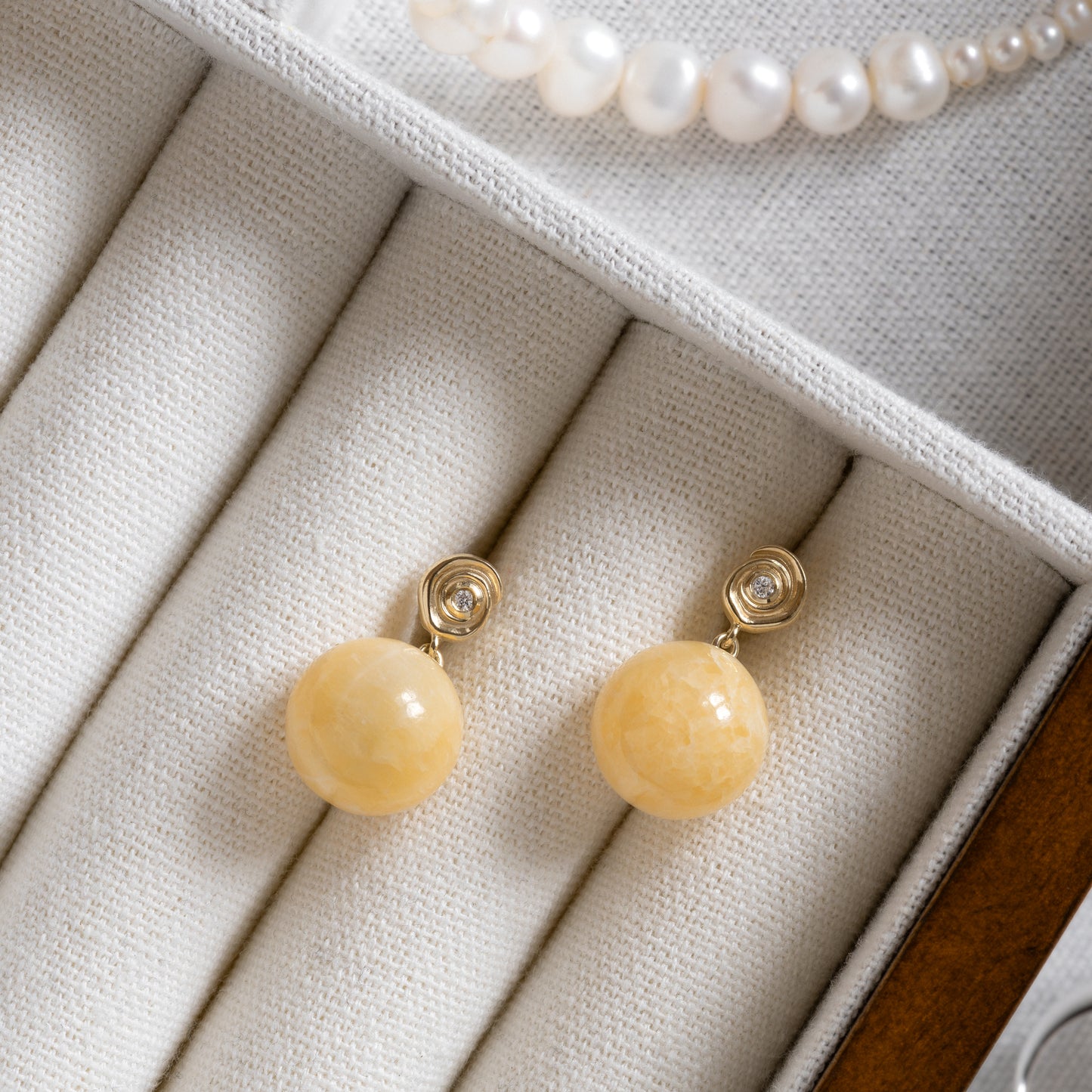 9k gold 9 karat guld smykke jewelry gave gift øreringe earrings ear studs ørestikkere solid gold massiv guld diamanter diamonds labdiamonds lab diamonds Honey Calcite organic organisk design 