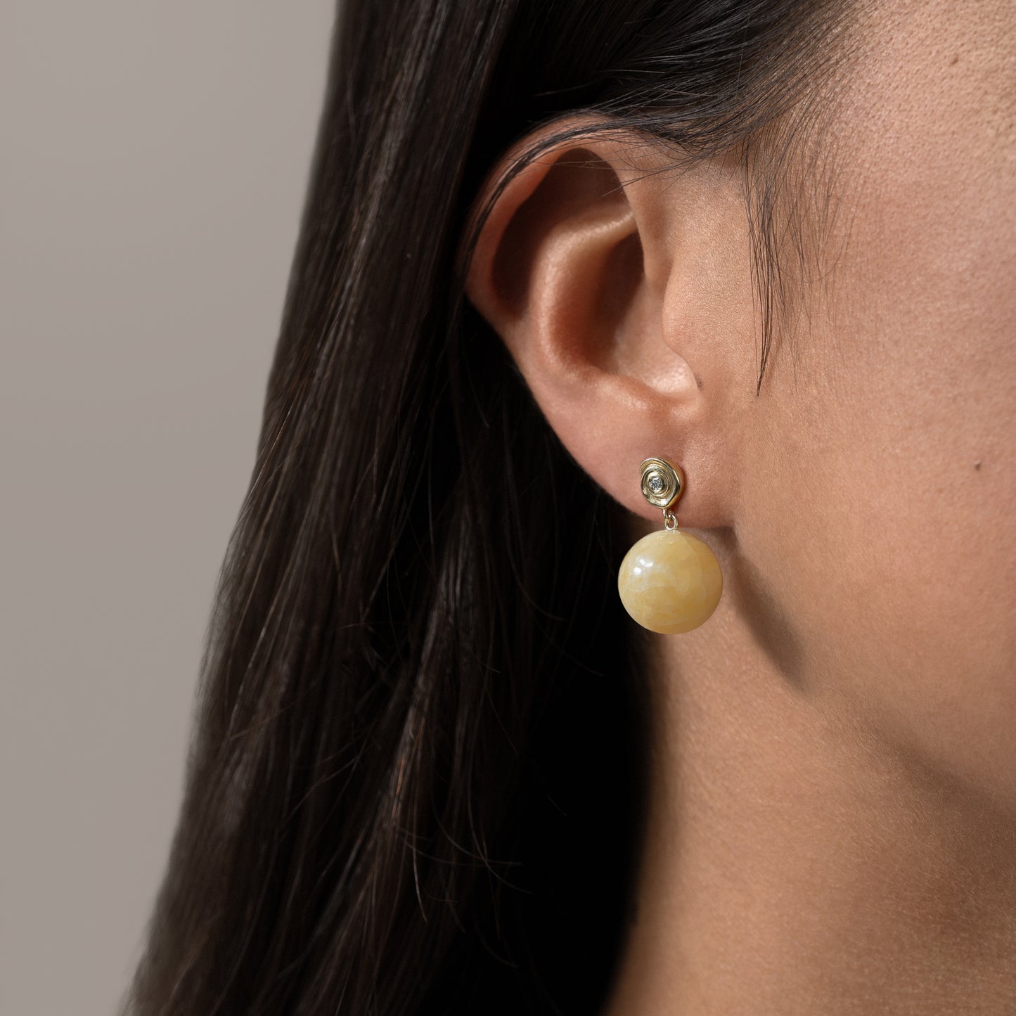 9k gold 9 karat guld smykke jewelry gave gift øreringe earrings ear studs ørestikkere solid gold massiv guld diamanter diamonds labdiamonds lab diamonds Honey Calcite organic organisk design 
