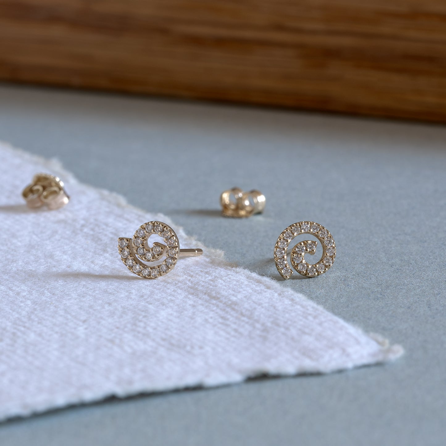 9k gold 9k guld øreringe earrings ear studs ørestikkere gave gift jewelry smykke smykker handcraftedcph handcrafted diamonds lab diamonds diamanter sparkle bling spiral 