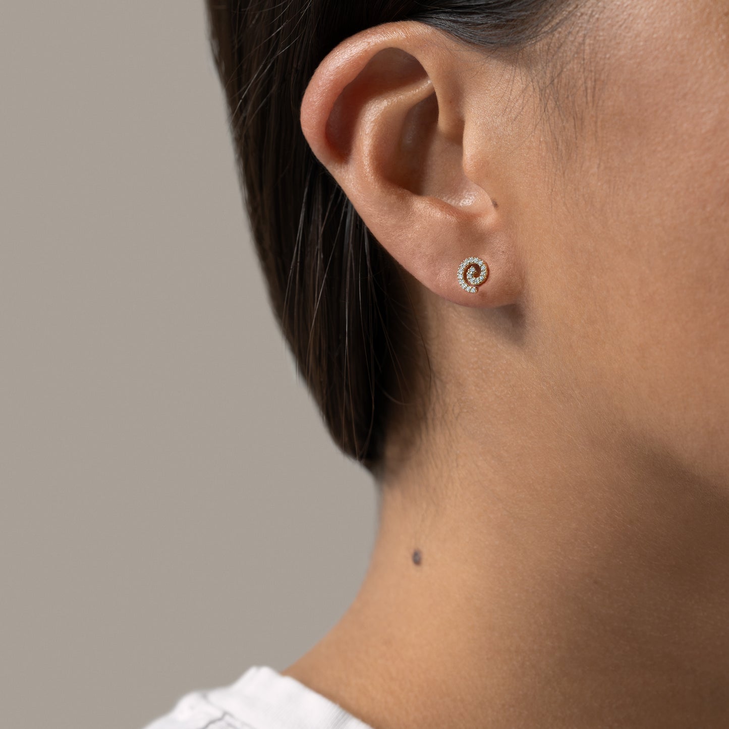 9k gold 9k guld øreringe earrings ear studs ørestikkere gave gift jewelry smykke smykker handcraftedcph handcrafted diamonds lab diamonds diamanter sparkle bling spiral 