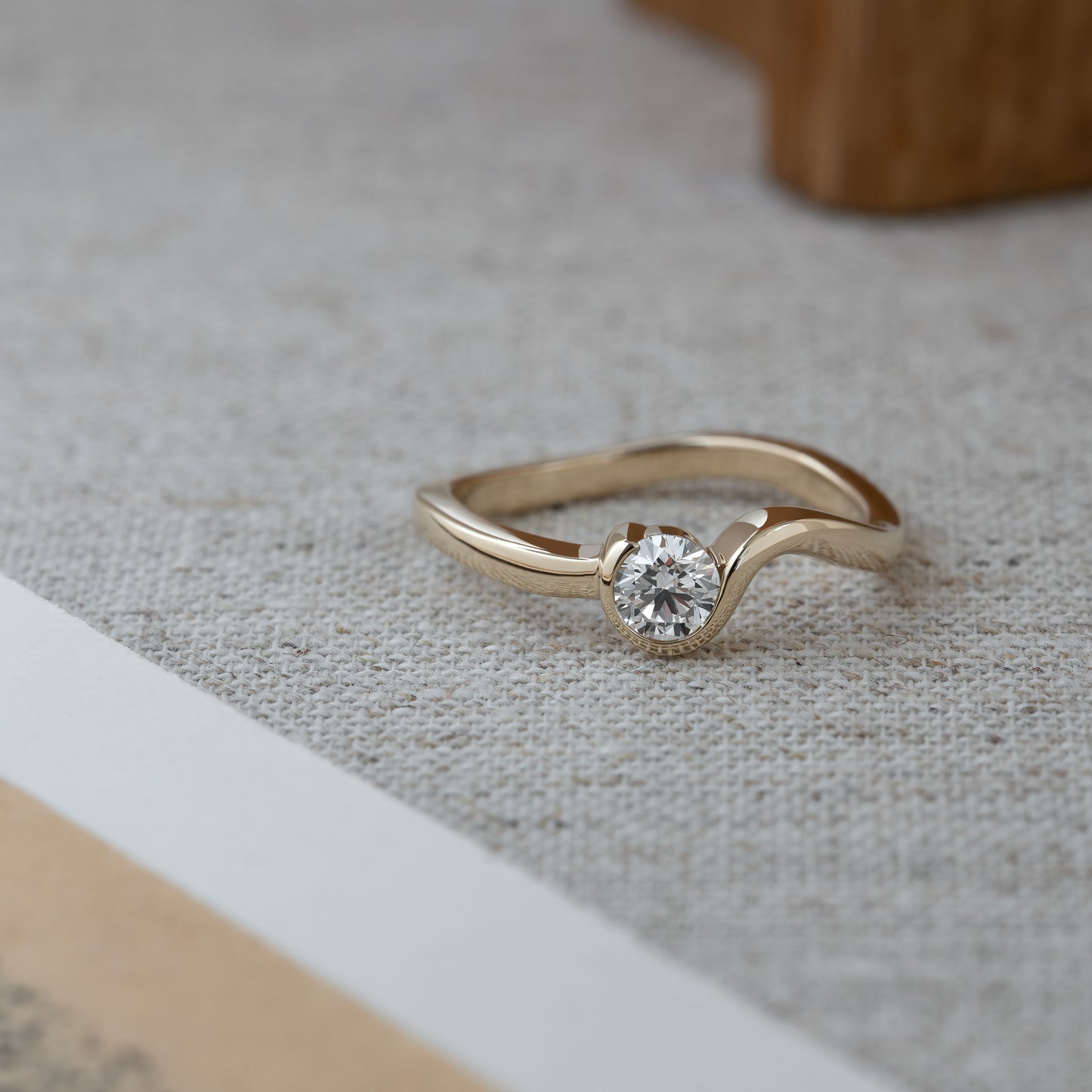 14k gold, 14 karat guld, wedding, bryllup, engagement, forlovelse, forlovelsesring, engagement ring, organic solitaire ring, solitaire, melted, natural, molten, gave, gift, guld, guld ring, diamanter, diamonds