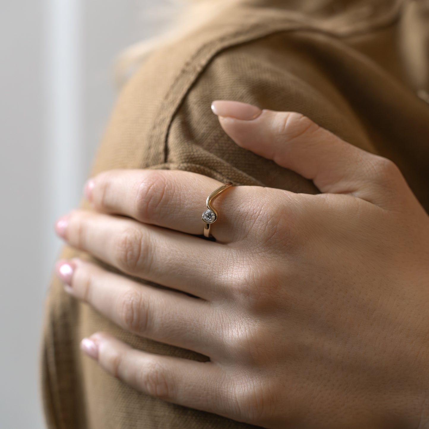 14k gold, 14 karat guld, wedding, bryllup, engagement, forlovelse, forlovelsesring, engagement ring, organic solitaire ring, solitaire, melted, natural, molten, gave, gift, guld, guld ring, diamanter, diamonds