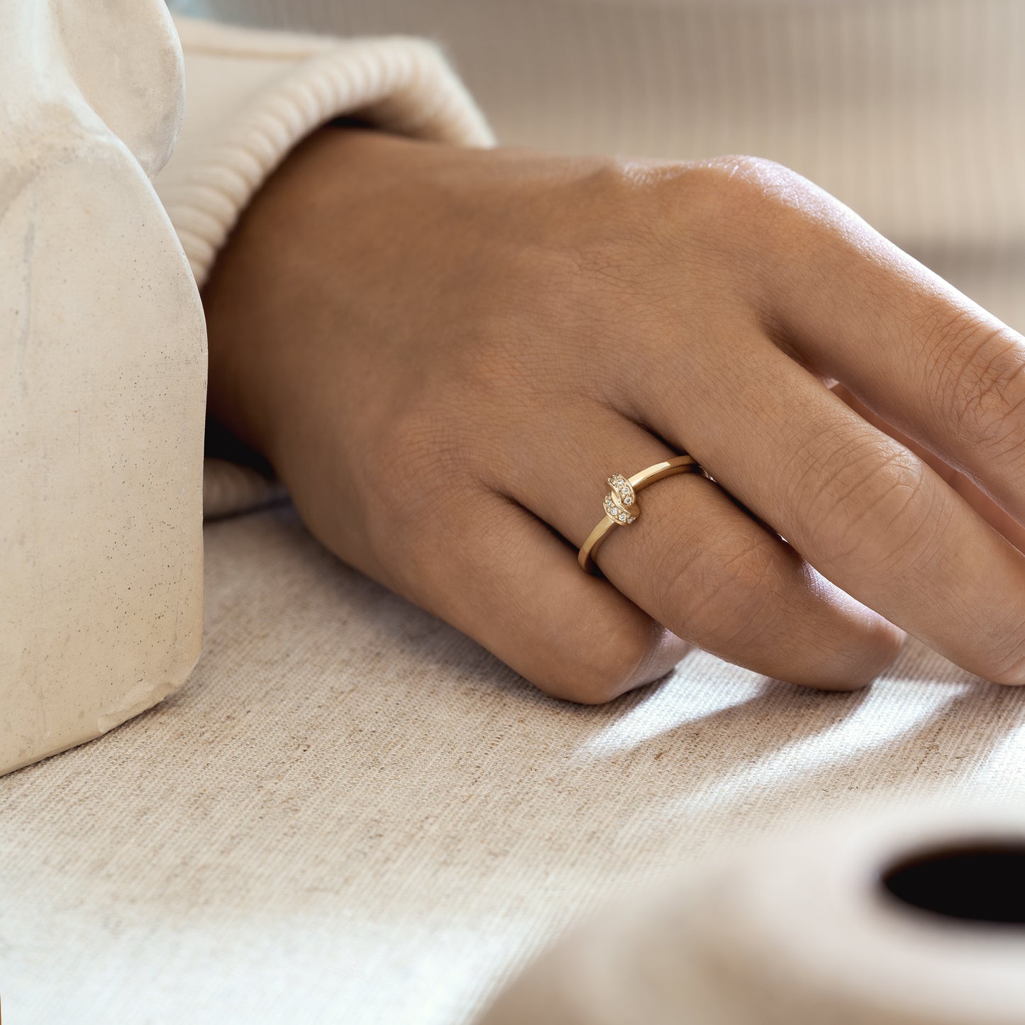 9k gold ring, 9k guldring, ring, knot, knotring, knudering, guld, moissanite sten, moissanite stones, gave, gift, wedding, engagement, bryllup, forlovelse, forlovelsesring, engagementring 