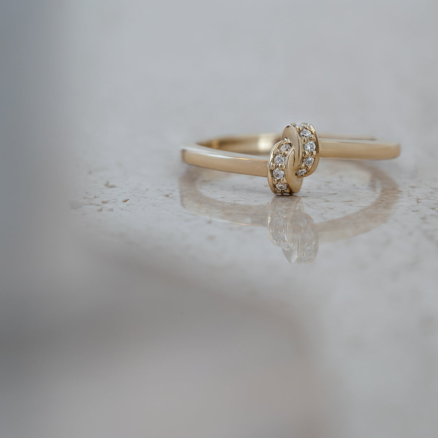 9k gold ring, 9k guldring, ring, knot, knotring, knudering, guld, moissanite sten, moissanite stones, gave, gift, wedding, engagement, bryllup, forlovelse, forlovelsesring, engagementring 