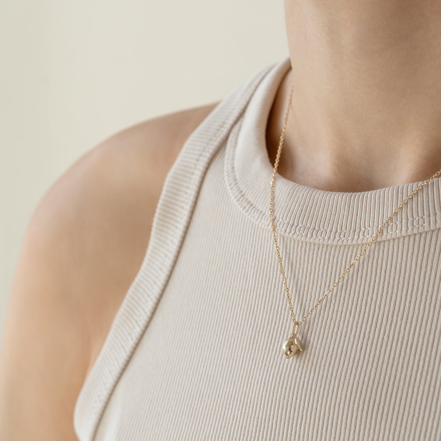 charm vedhæng lemon citron 9k gold 9k guld solid gold kæde halskæde necklace gave gift gaveide giftidea handcraftedcph handcrafted jewelry smykke smykker 