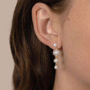 Lucie Pearl ear studs øreringe earrings 925 silver 18k gold plated guldbelagt forgyldt sølv perler ferskvandsperler freshwater pearls feminine simple simpel classic timeless tidløs modern elegant drop handcraftedcph handcrafted jewelry copenhagen handmade danish design contemporary  