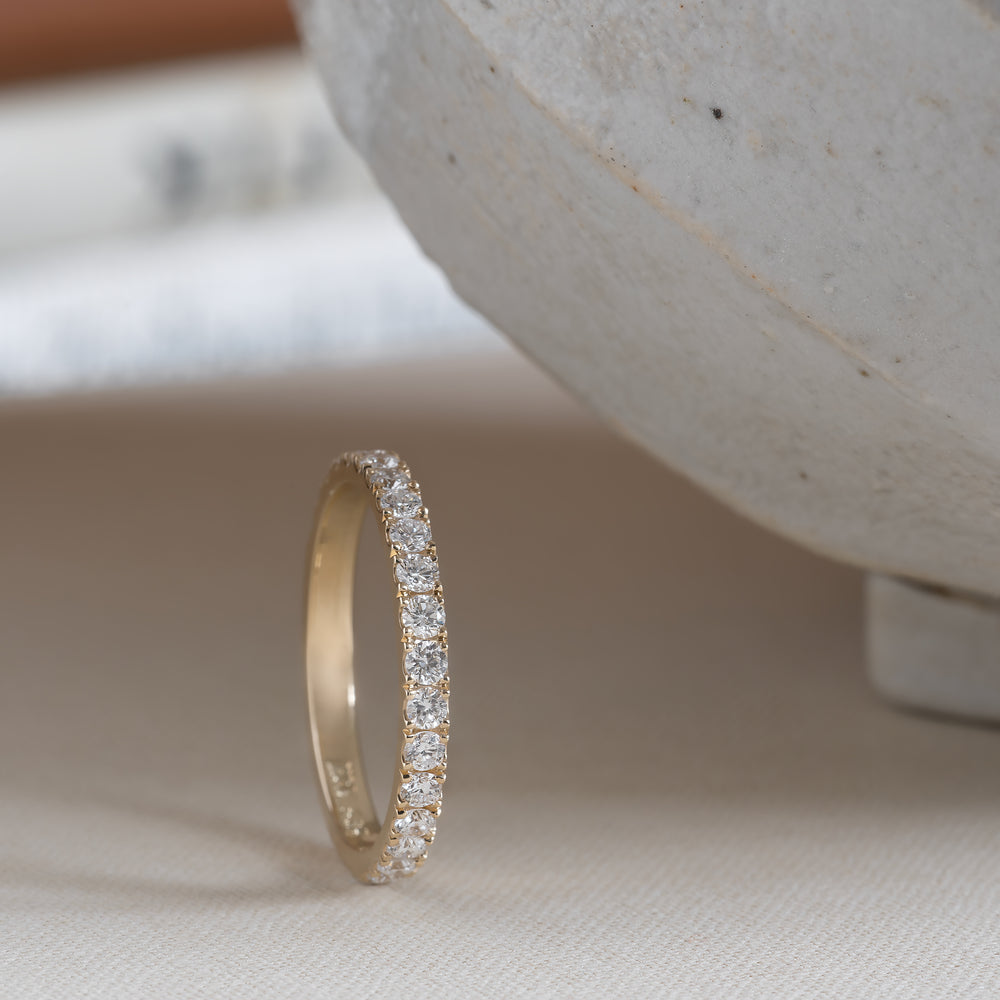 Malin Diamond eternity ring 585 guld 14k 14ct yellow gold white rødguld hvidguld solid polished blank classic feminine klassisk slim tynd smal massiv minimal simple simpel modern timeless diamant lab-grown hvid forlovelsesring engagementring ct carat handcraftedcph handcrafted jewelry Copenhagen handmade danish design