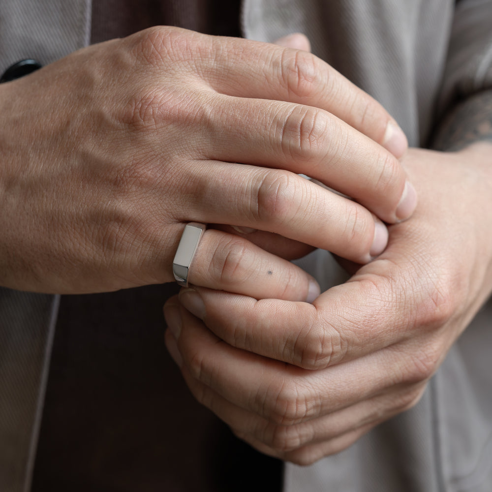 Martino Signet ring 925 silver sølv solid polished blank signetring round square classic feminine masculine maskulin feminin klassisk chunky massiv minimal simple simpel modern timeless handcraftedcph handcrafted jewelry Copenhagen handmade danish design 