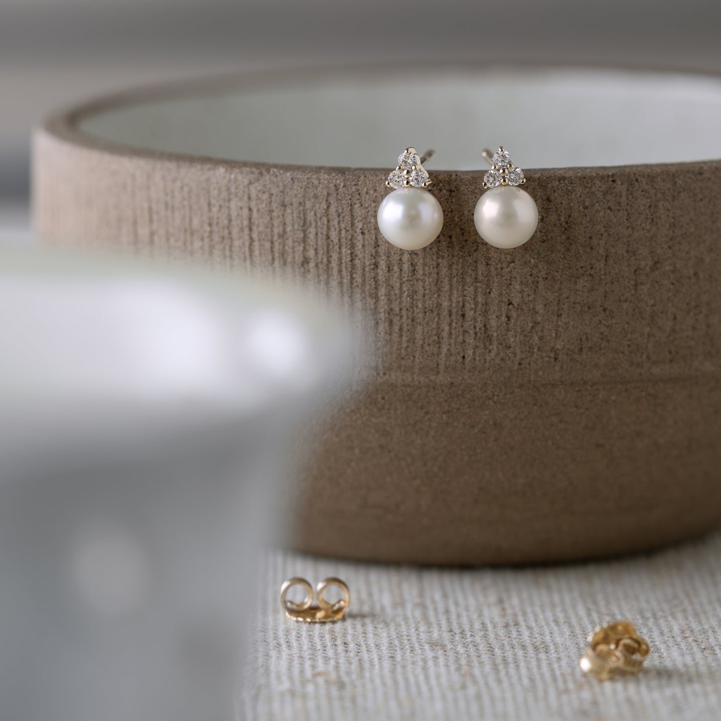 ear studs, ørestikker, øreringe, earrings, freshwater pearl, lab diamonds, diamonds, diamanter, laboratorie diamanter, classic design, klassisk design, smykke, smykker, jewelry, 