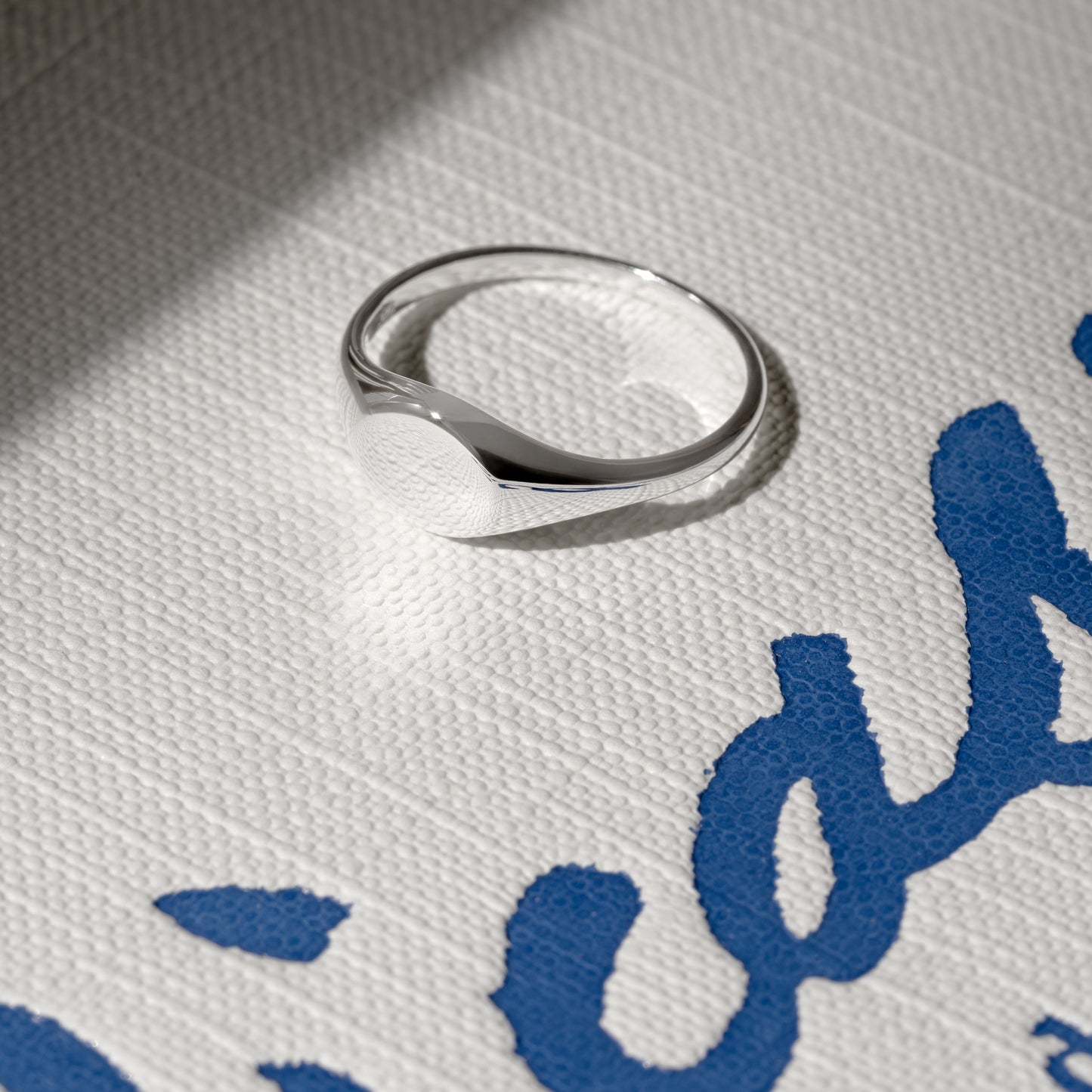 Moa ring 925 silver rund round sølv signet feminine simple simpel blank shiny classic pinky graphic timeless tidløs modern stones handcraftedcph handcrafted jewelry copenhagen handmade danish design contemporary  