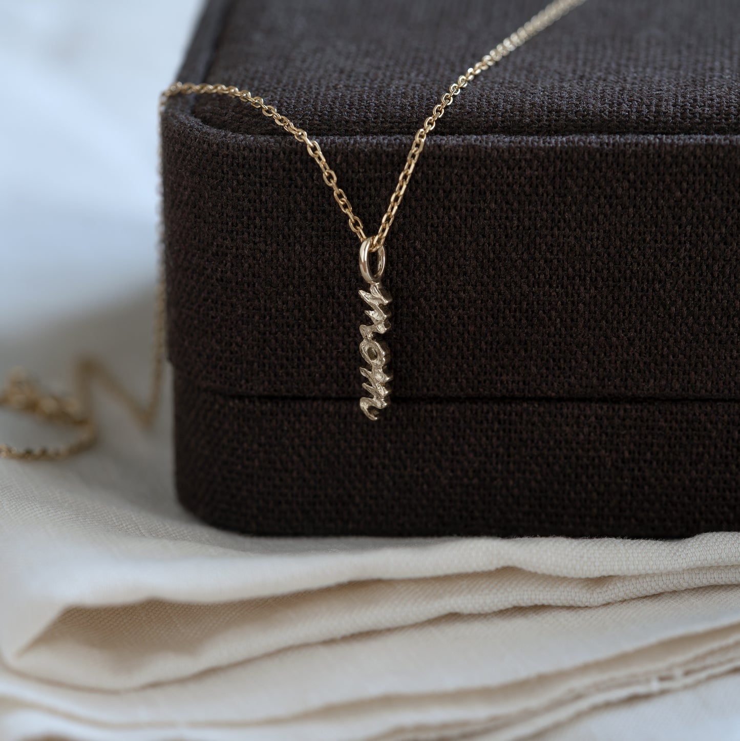 charm vedhæng necklace halskæde 9k gold guld massiv massivguld gave gift kæde chain meaningful special Handcraftedcph handcrafted jewelry smykke smykker klassisk classic design 