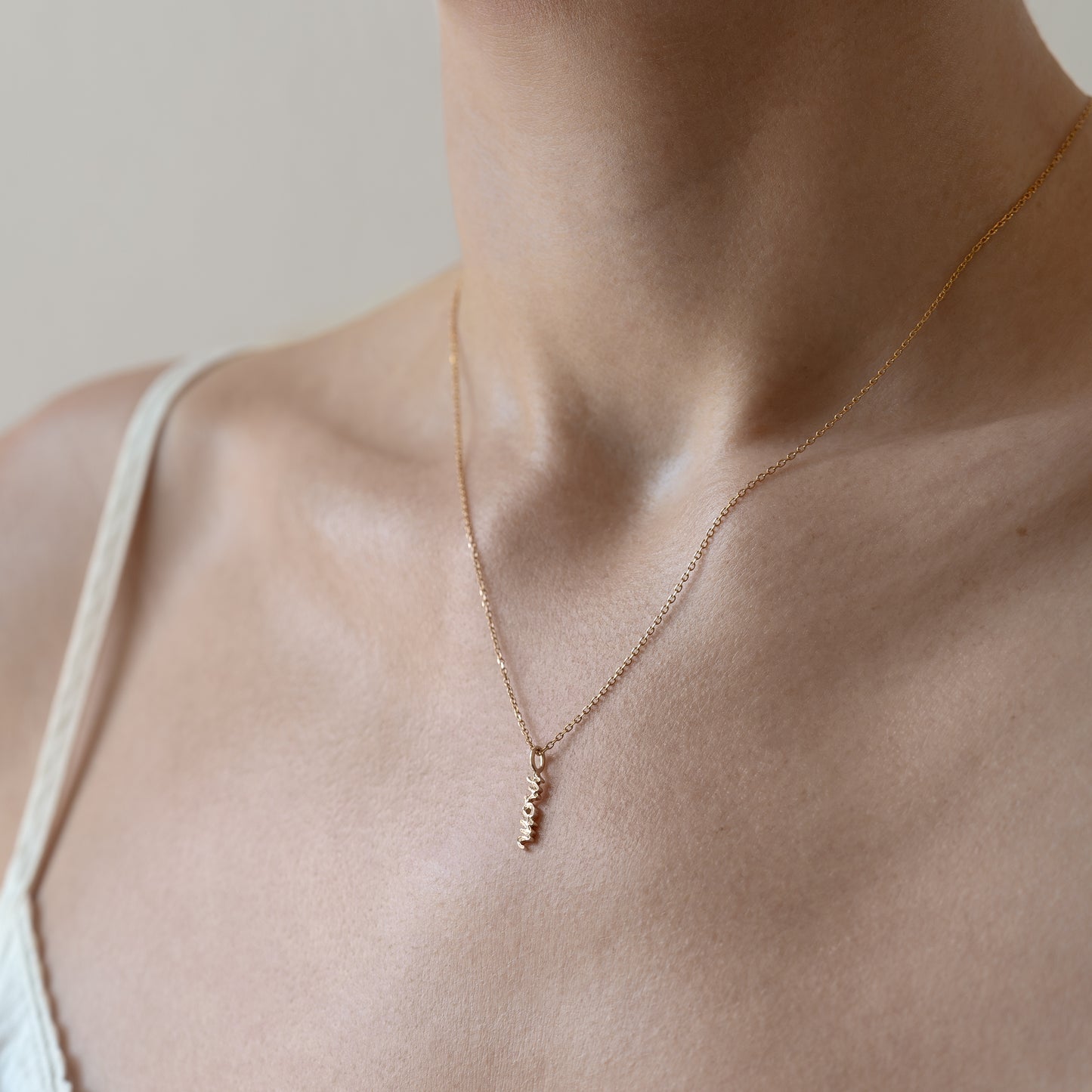 charm vedhæng necklace halskæde 9k gold guld massiv massivguld gave gift kæde chain meaningful special Handcraftedcph handcrafted jewelry smykke smykker klassisk classic design 