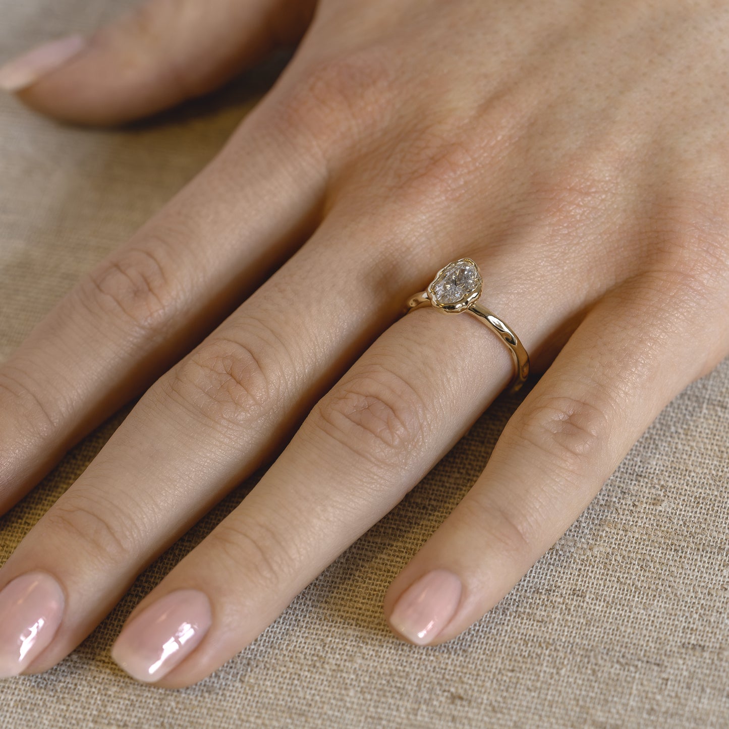 14k gold ring, 14 karat, guld ring, bryllup, wedding, weddingring, forlovelse, forlovelsesring, engagement, engagement ring, gave, gift, diamanter, diamonds, molten, melted, organic, 