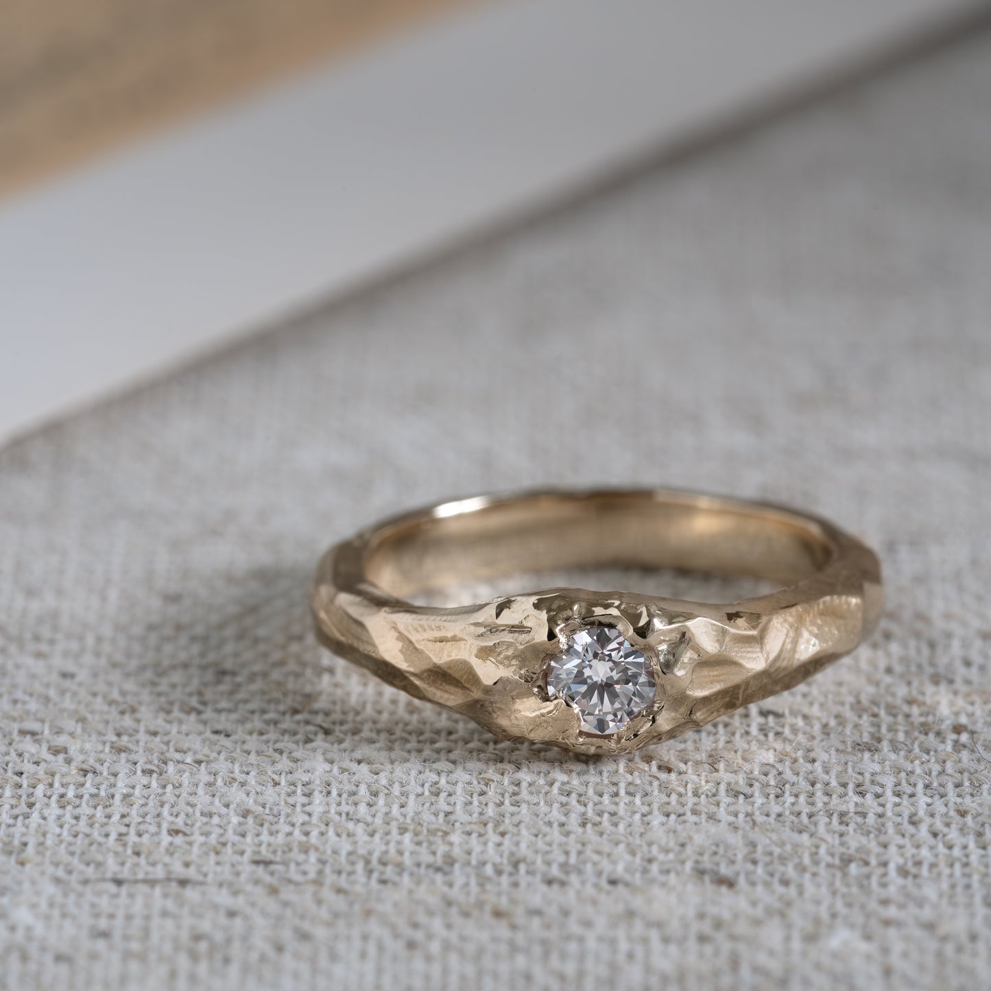 organic, organisk form, molten, melted look, diamonds, diamanter, lab diamonds, labdiamanter, wedding, bryllup, forlovelse, forlovelsesring, weddingring, gift, gave, smykke, jewelry 