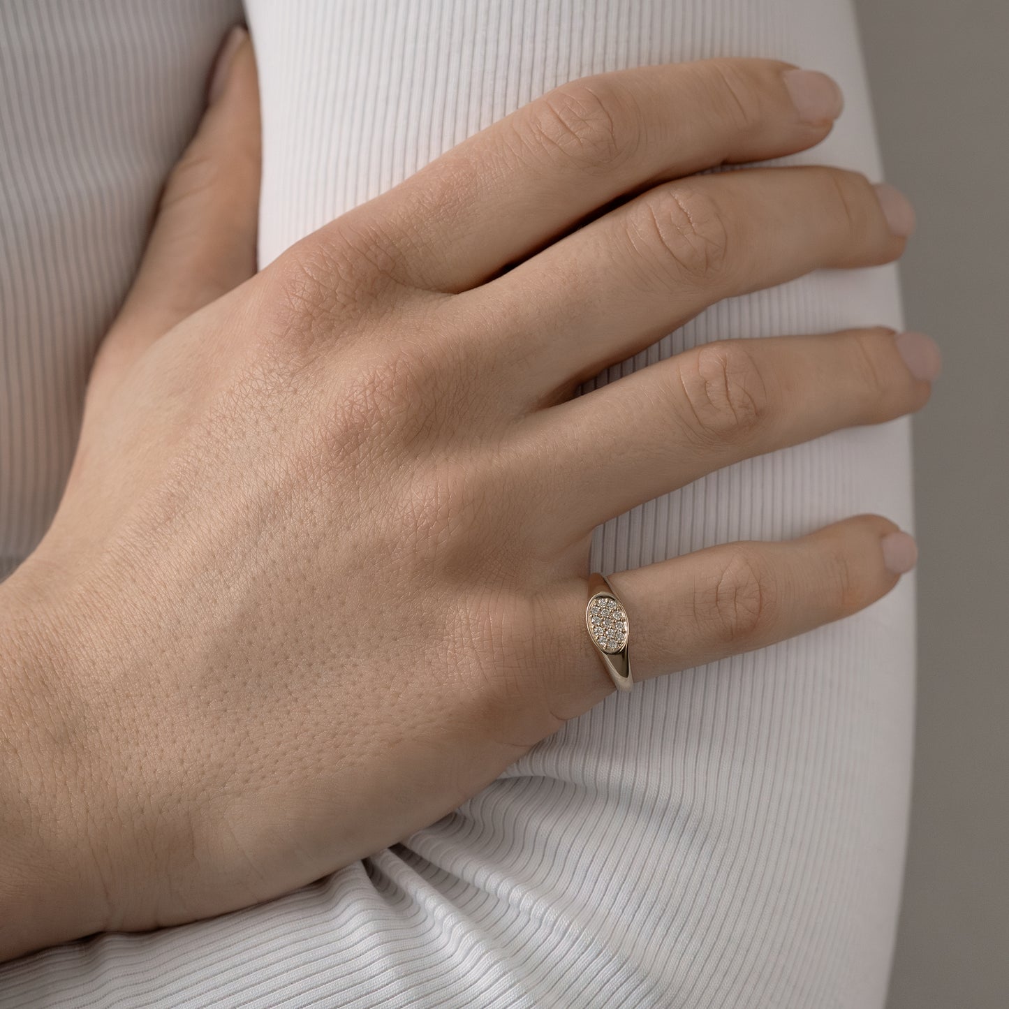 Sienna signet ring 375 9k guld solid gold polished blank feminine feminin graphic grafisk edgy masculine classic klassisk simple simpel modern timeless handcraftedcph handcrafted jewelry copenhagen handmade danish design contemporary lab diamons diamonds diamanter 