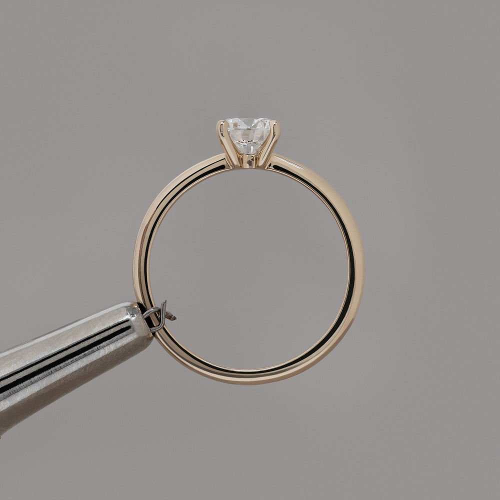 
                      
                        Round Diamond solitaire ring 585 guld 14k 14ct yellow gold white rødguld hvidguld solid polished blank classic feminine klassisk slim tynd smal massiv minimal simple simpel modern timeless diamant lab-grown hvid forlovelsesring engagementring 0.30 0.50 0.75 1.0 ct carat handcraftedcph handcrafted jewelry Copenhagen handmade danish design 
                      
                    