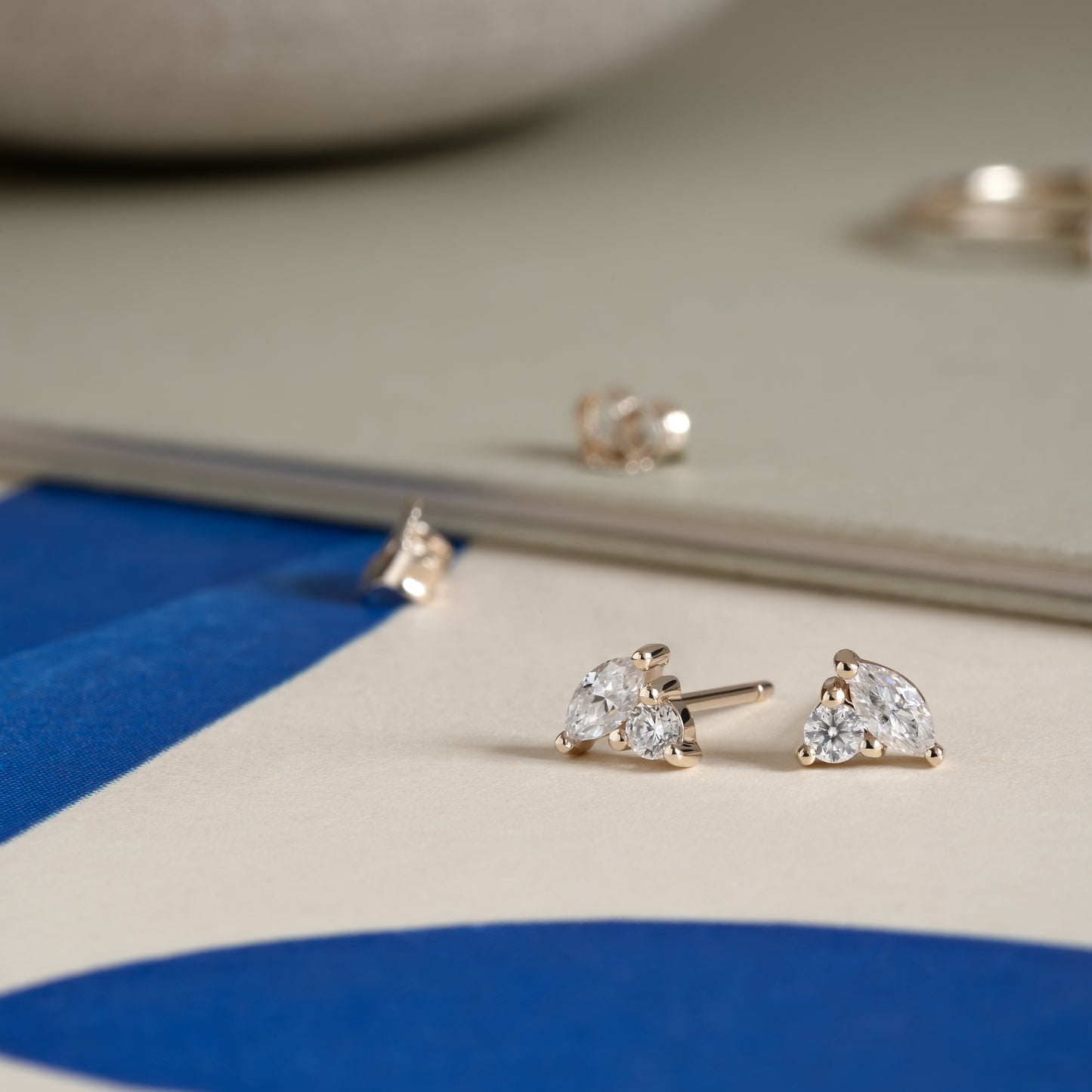toi-et-moi earstuds øreringe ørestikker gemstones moissanite jewelry smykker smykke 9k gold guld 9 karat guld 
