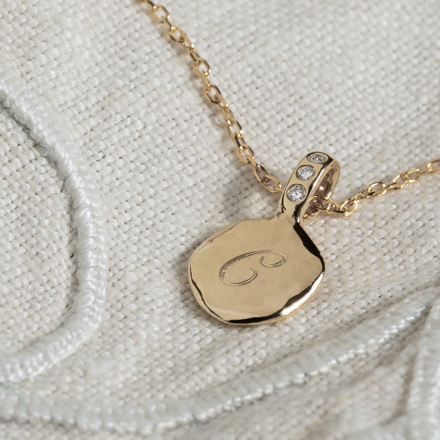 9k gold 9k guld pendant vedhæng halskæde necklace gift gave diamanter diamonds lab diamonds labdiamanter gaveide gift idea personal personlig indgravering engraving customize smykke jewelry 