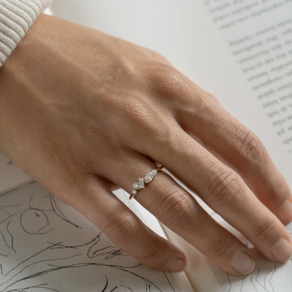 9k gold, 9 karat guld, ring, fingerring, moissanite sten, moissanite stones, delicate design, klassisk, classic, gift, gave