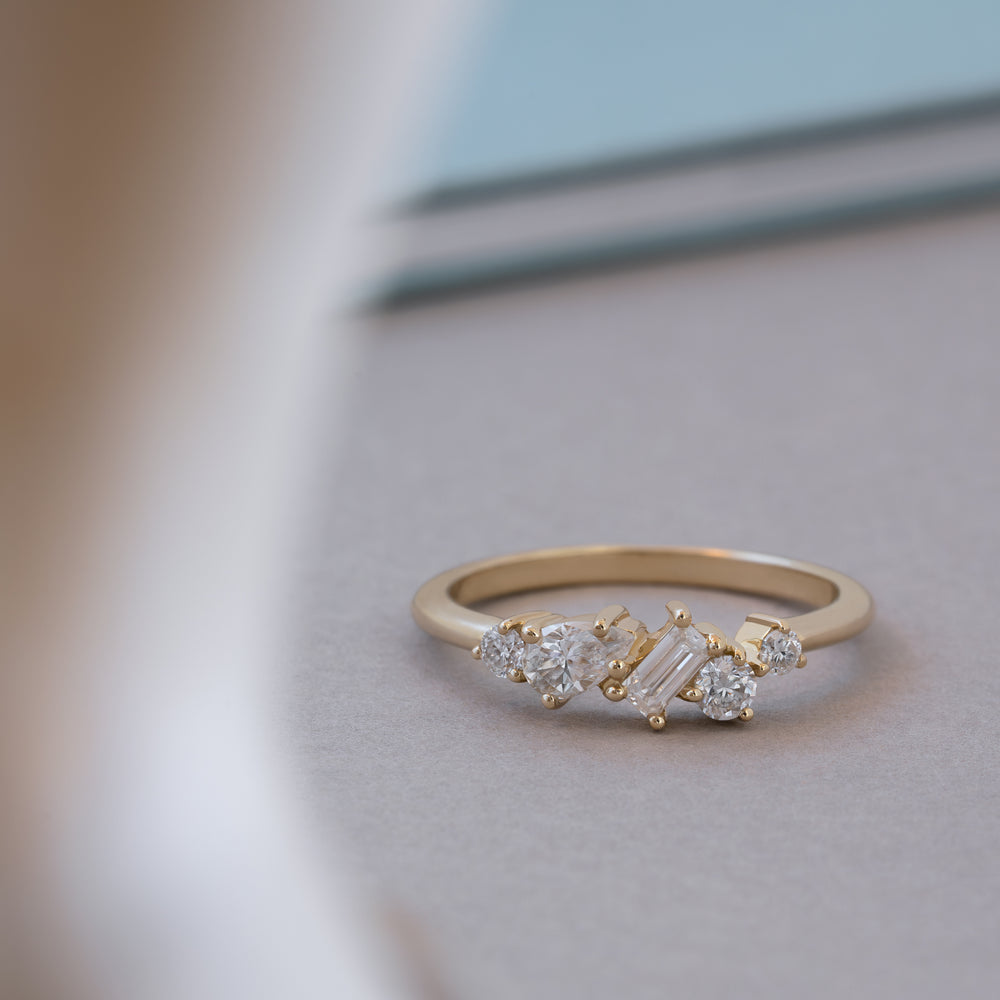 9k gold, 9 karat guld, ring, fingerring, moissanite sten, moissanite stones, delicate design, klassisk, classic, gift, gave