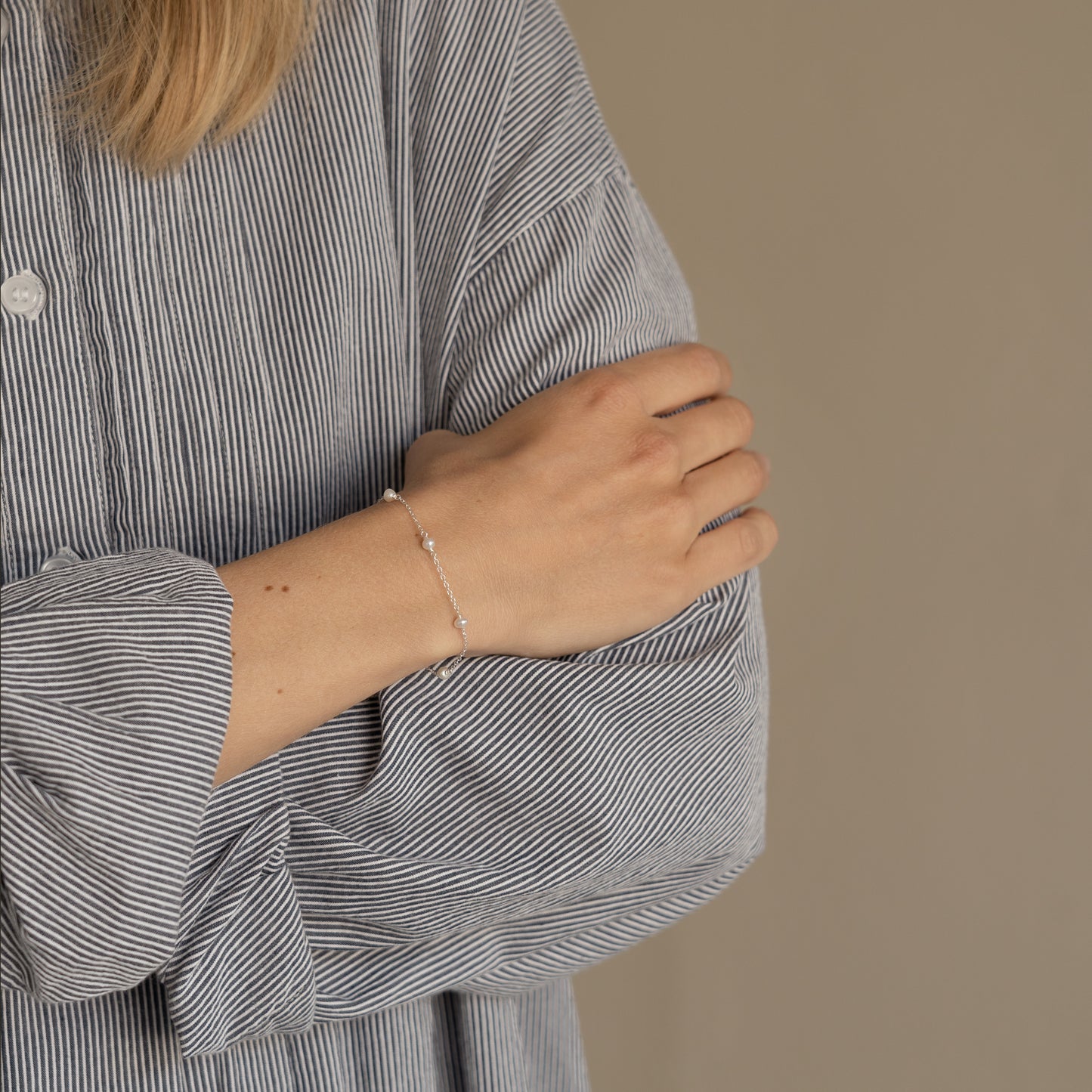 
                  
                    Alberta pearl bracelet Handcraftedcph 18k gold plated 925 sterling silver forgyldt sølv handcrafted handmade freshwater pearl ferskvandsperler perlearmbånd armbånd
                  
                