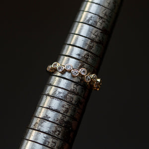 Ava ring 9k solid gold massiv guld white sapphire hvid safir bezel set assymetric cluster handcraftedcph