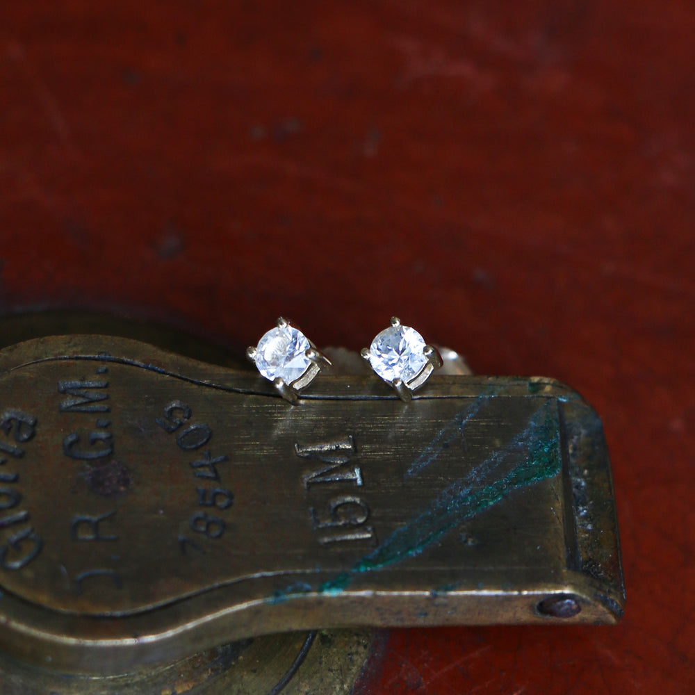 Classic earstuds sapphire 9k solid gold handcraftedcph